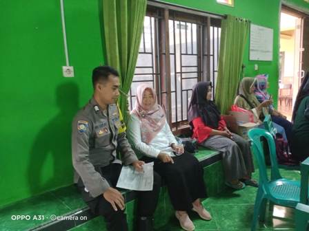 Polisi Sambang Ke Desa Besuki Kecamatan Udanawu Dengan Masyarakat