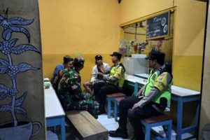 Kompak Polisi RW Bersama TNI Ngrambe Jaga Kamtibmas Ngawi