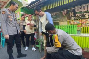 Polisi RW di Surabaya Hadir Beri Solusi, Penjual Kopi Bisa Berjalan Lagi