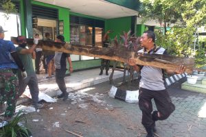 Solid, TNI – Polri di Sidoarjo Gotong – Royong Perbaiki Mako Koramil Tanggulangin