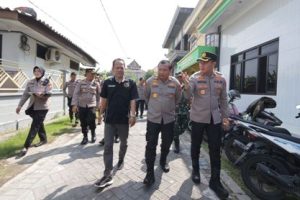 Jumat Curhat, Kapolda Jatim Blusukan ke Rumah Warga Gresik