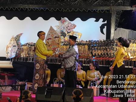 MASYARAKAT PADATI ACARA WAYANG KULIT DALAM RANGKA BERSIH DESA BENDOREJO